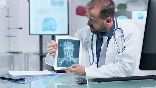 医生在数字平板电脑上显示x射线扫描视频的预览图