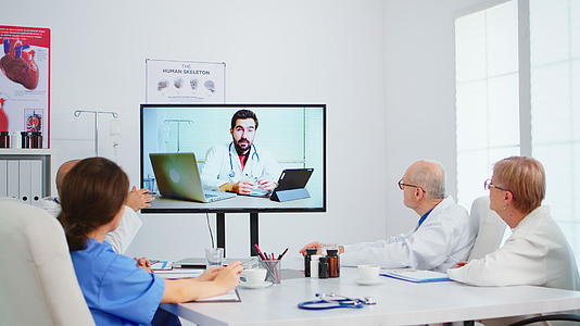 医疗团队在会议室举行在线会议视频的预览图