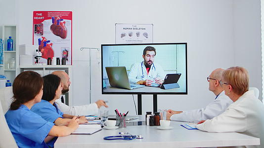 医护人员认真监听在线视频演示内容视频的预览图