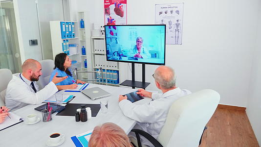 在电视期间由医务人员组成的医疗团队视频的预览图