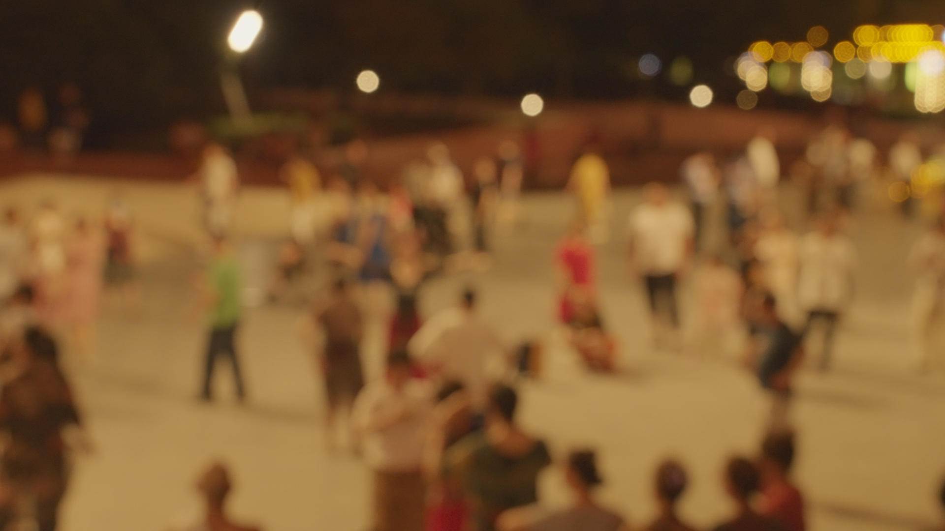 城市夜晚广场舞休闲娱乐运动健身的人群4k素材视频的预览图