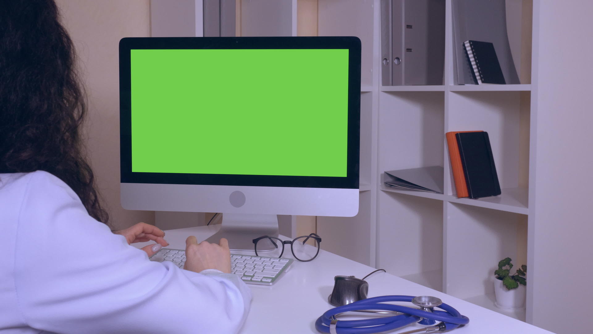医生正在使用电脑绿幕视频的预览图