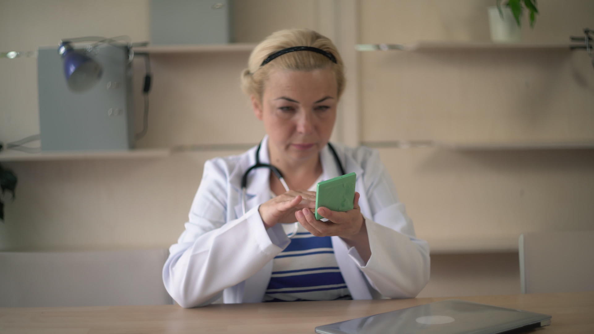 女医务员看手机视频的预览图