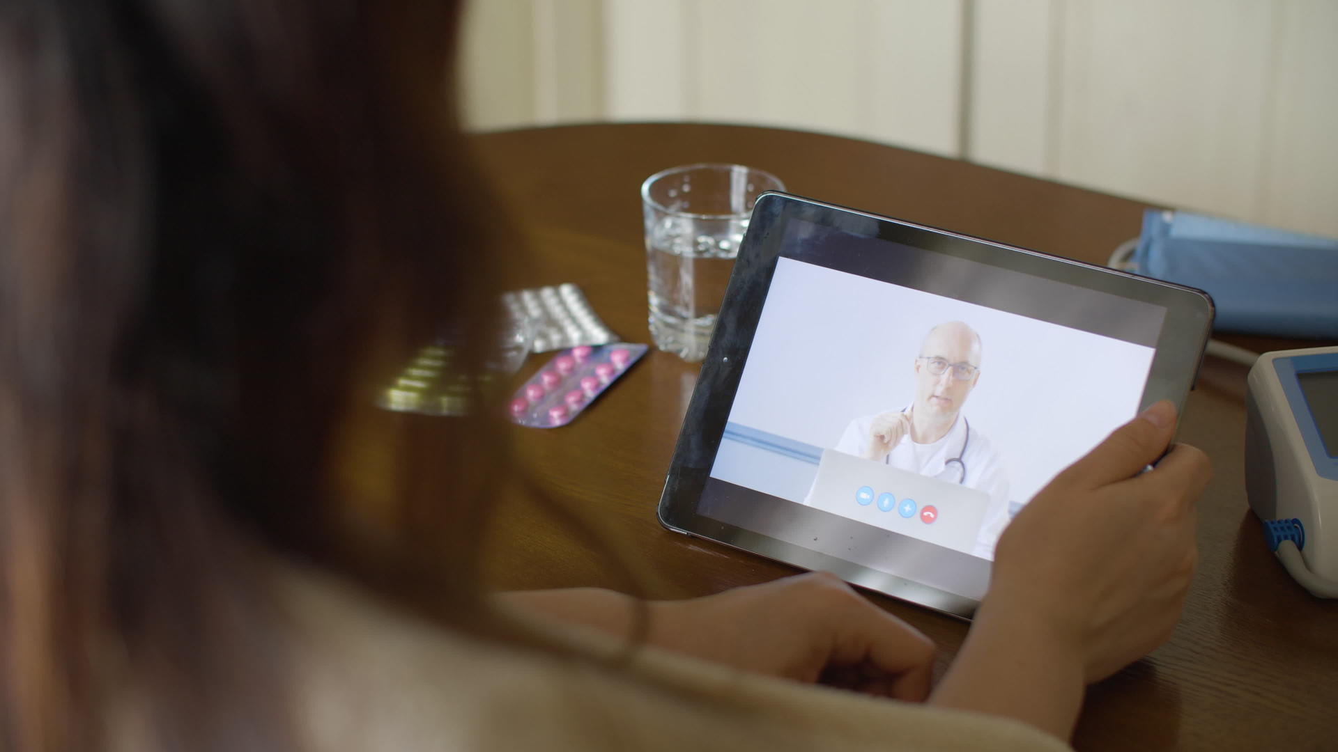 专业医生通过平板电脑上的视频会议与患者沟通视频的预览图