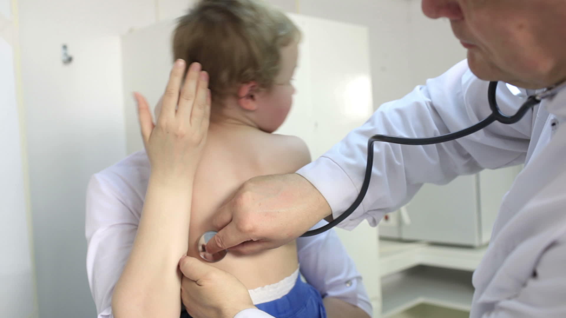 医生用听诊器听男孩的声音视频的预览图