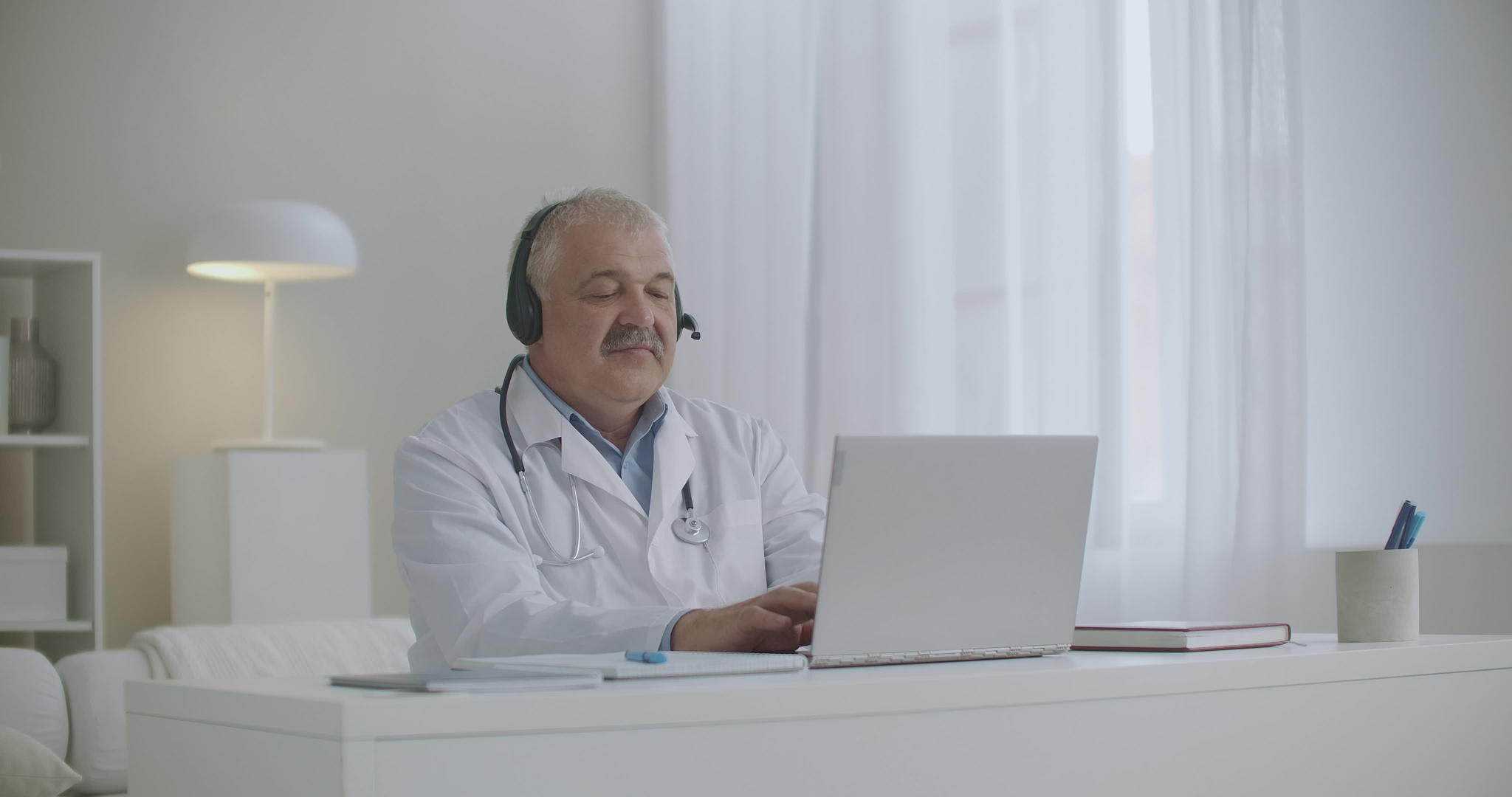 医生看电脑屏幕视频的预览图