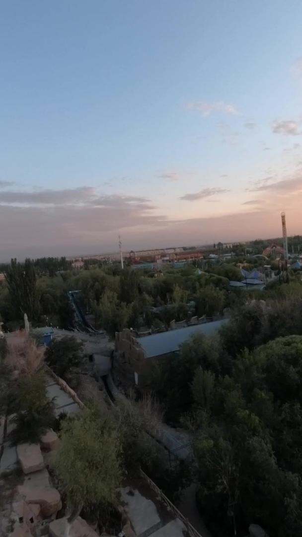新疆伊宁游乐园摩天轮日落逆光俯冲视频的预览图