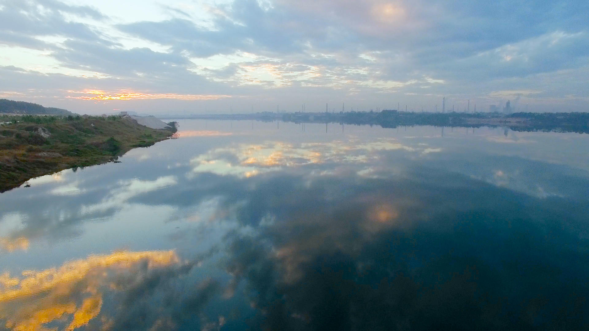 茂名矿山公园天然湖日出美景4K航拍视频的预览图