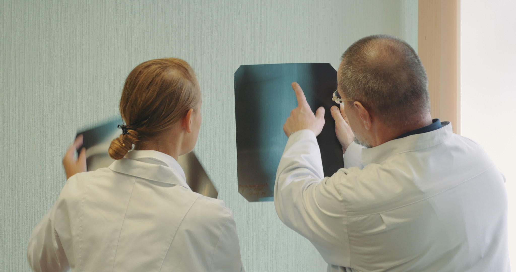 男女检查X光图像视频的预览图