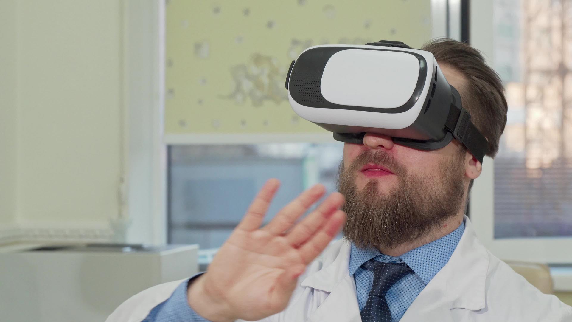 医院里的男医生使用3D虚拟真人眼镜视频的预览图