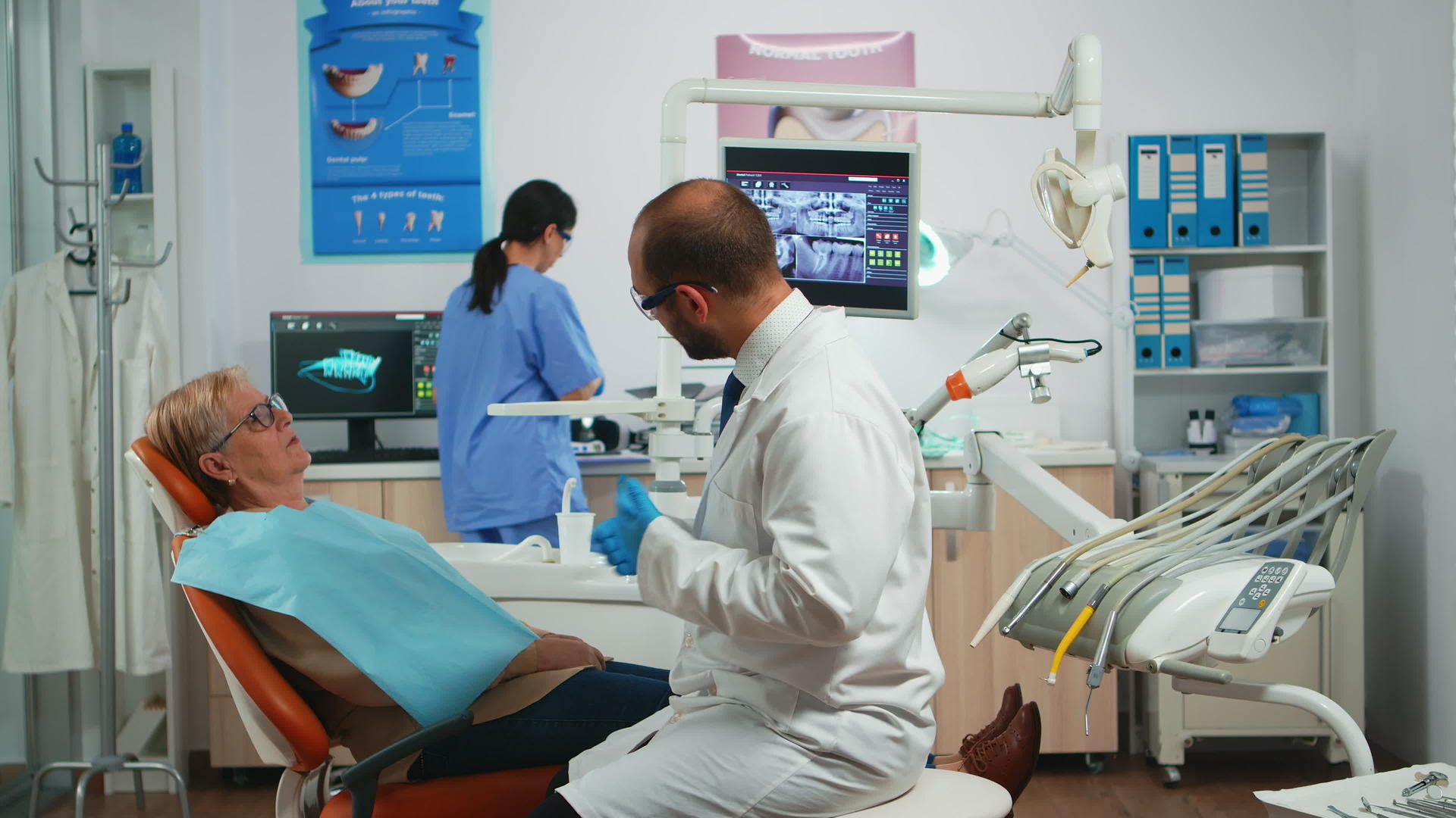 牙医解释干预过程视频的预览图
