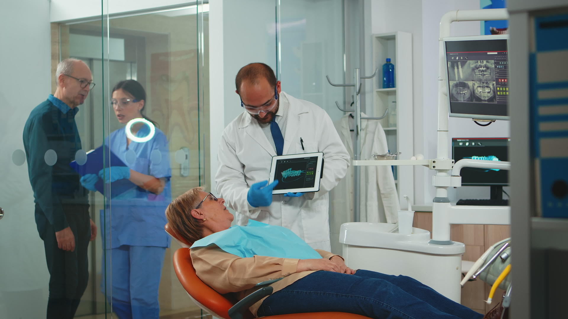 用平板电脑向患者展示牙齿x光视频的预览图