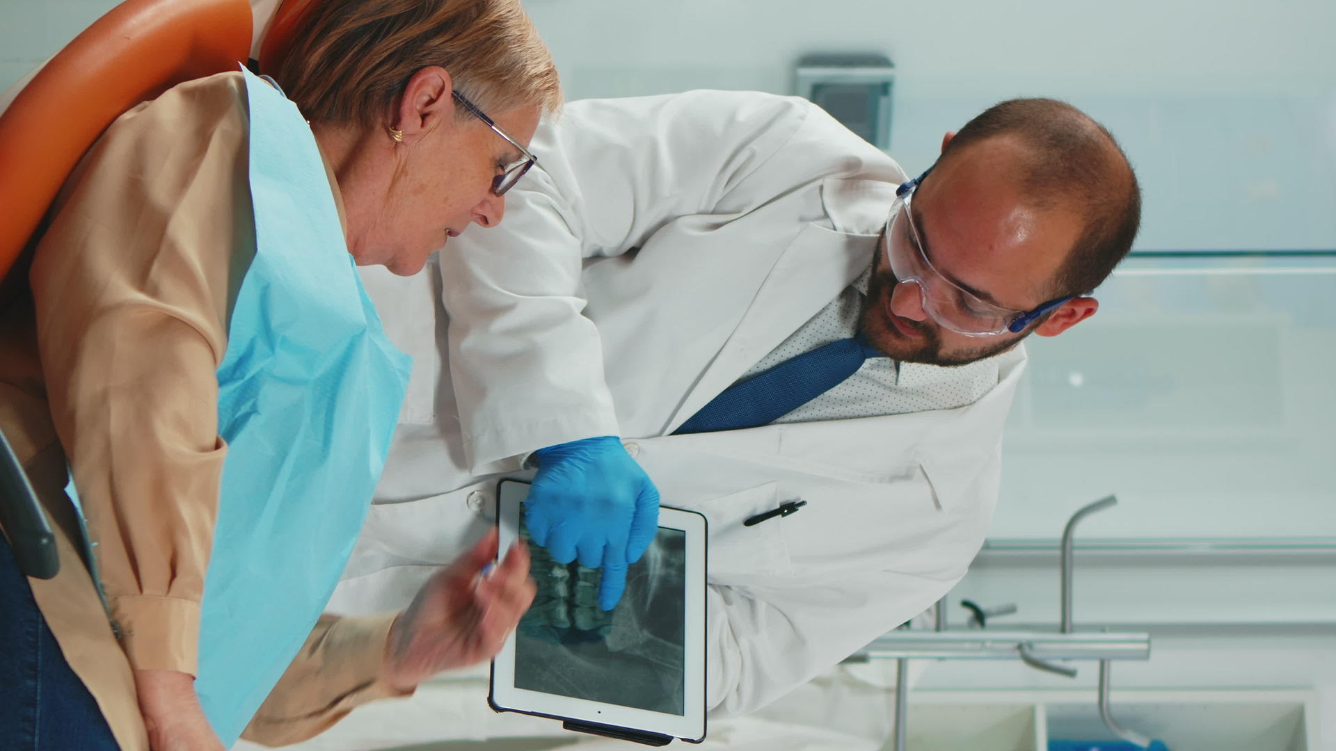 垂直版检查患者的牙齿X光检查视频的预览图