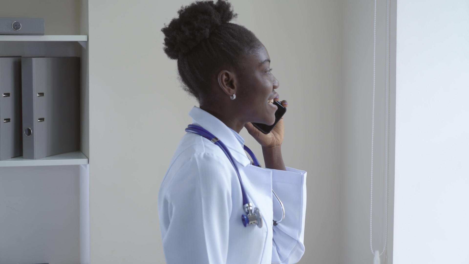 医院里的非洲妇女正在电话交谈视频的预览图