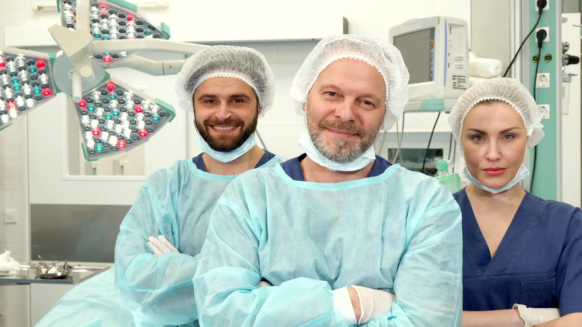 外科队在手术室摆姿势视频的预览图