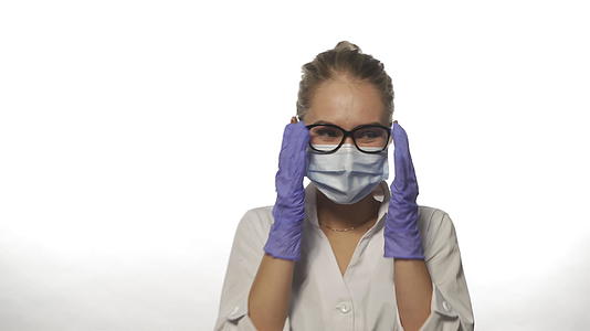 身穿长袍的年轻女医护人员高品质4K片段视频的预览图