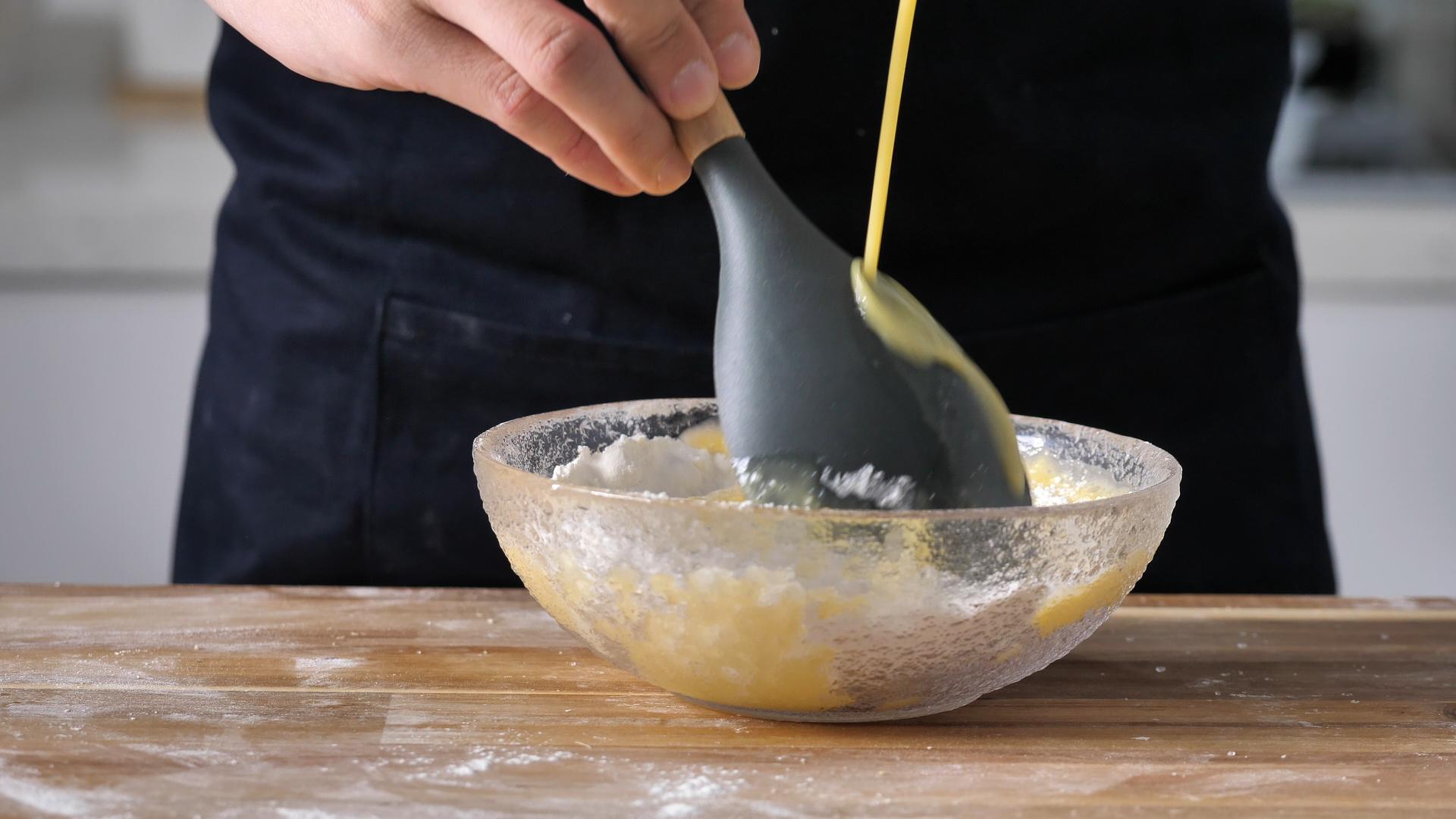 蛋液倒进面粉搅拌视频的预览图