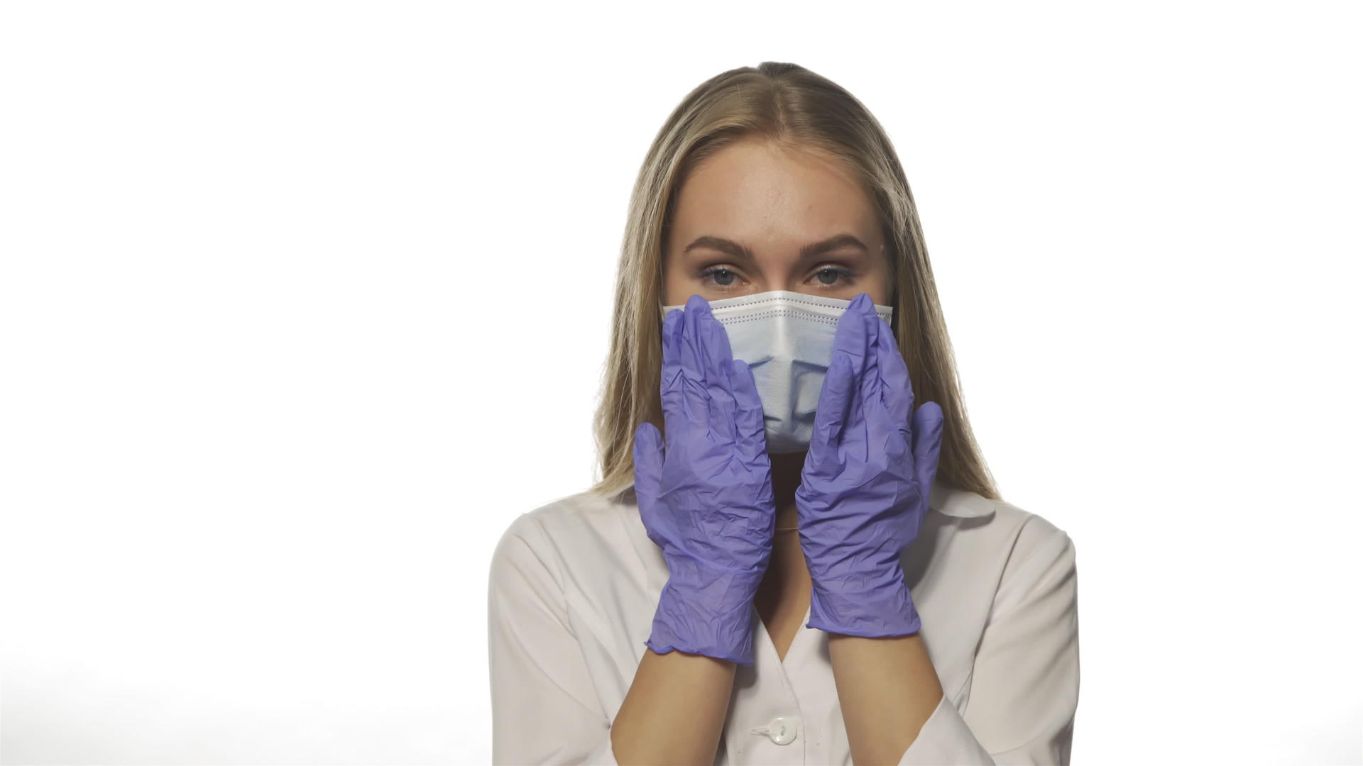 护士戴着手套抚平了她的面具视频的预览图