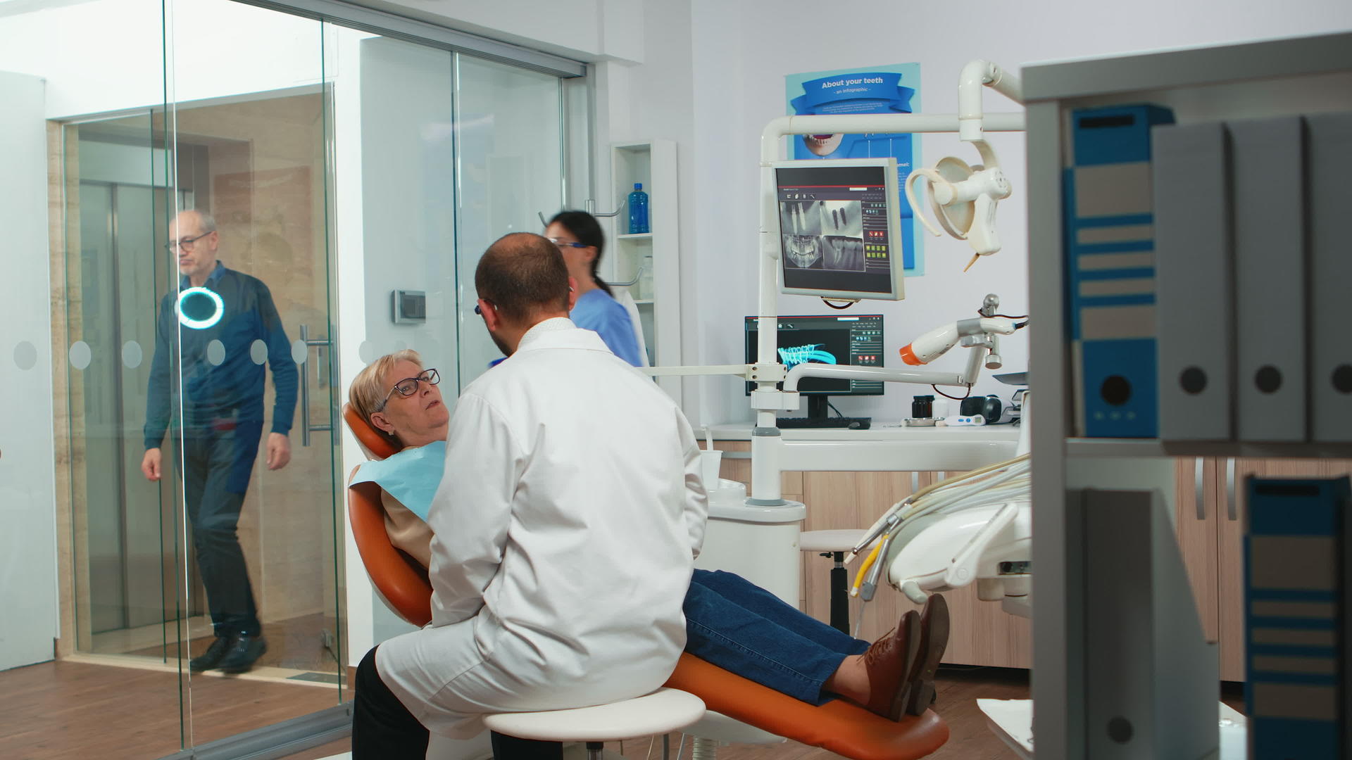 牙科牙医与高级患者交谈视频的预览图