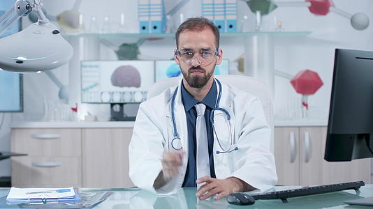 外科医生在办公桌上穿着衣服Ar护目镜在虚拟空间小便视频的预览图