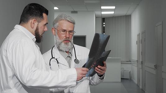 诊所里的两名男医生讨论了对一名病人进行X光扫描视频的预览图