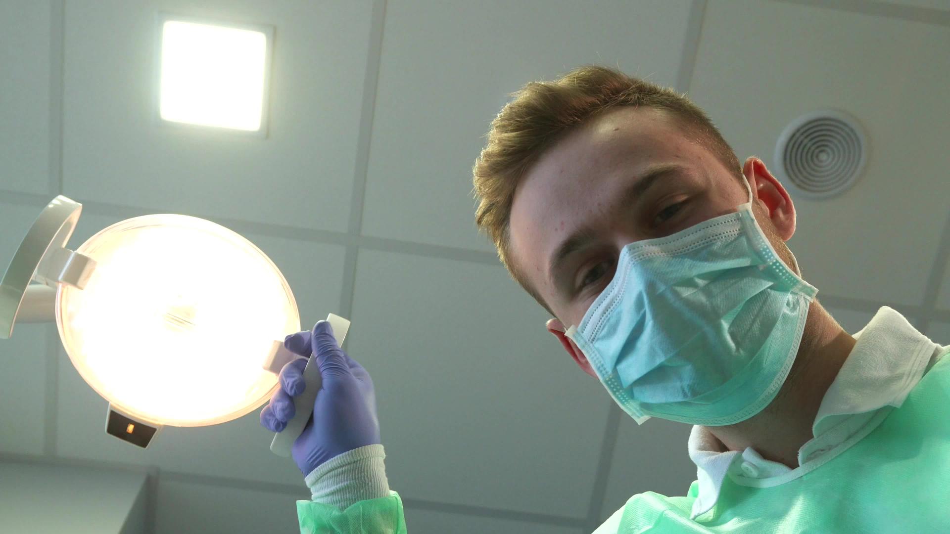 牙医调节灯光视频的预览图