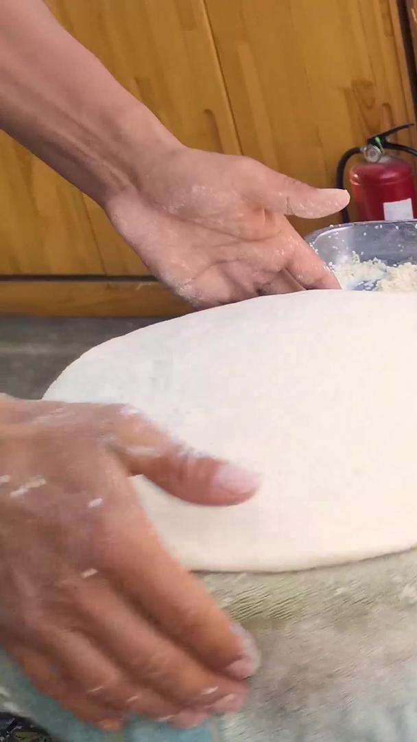 制作新疆传统美食馕饼视频的预览图