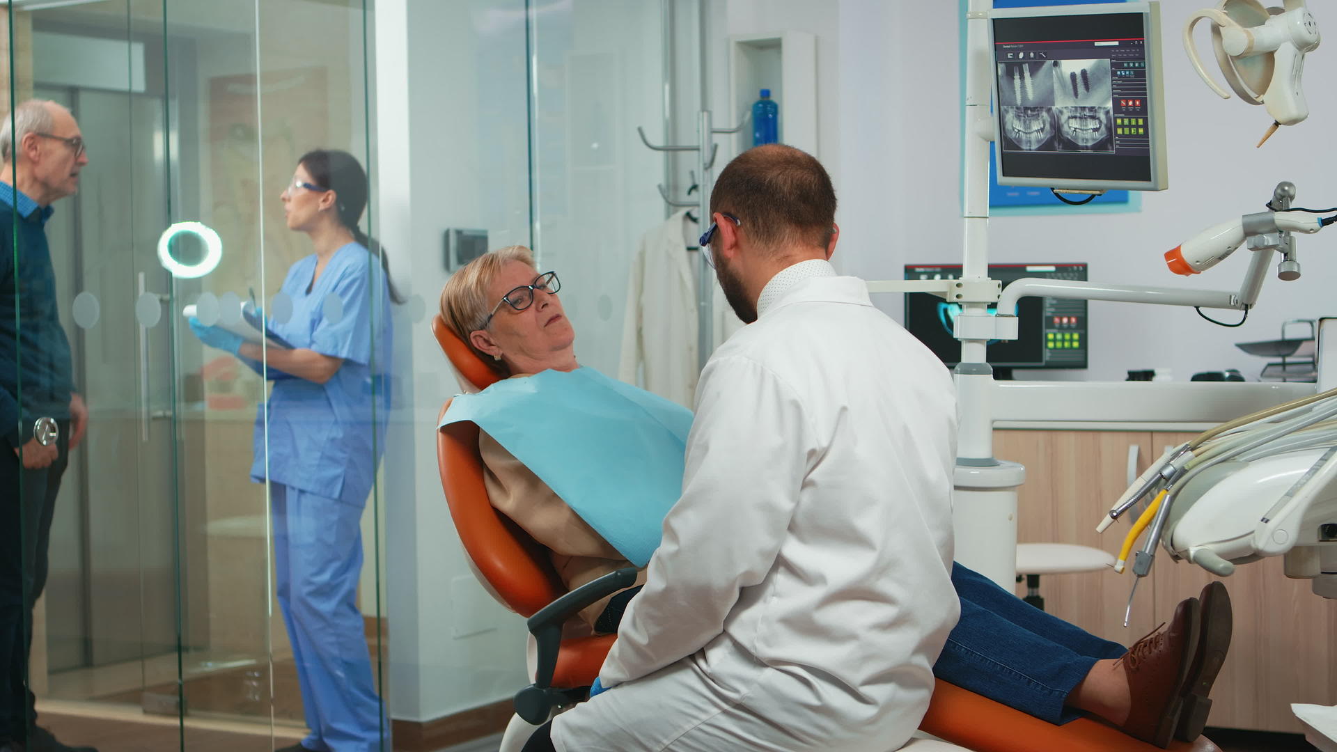 正畸医生与牙痛患者交谈视频的预览图