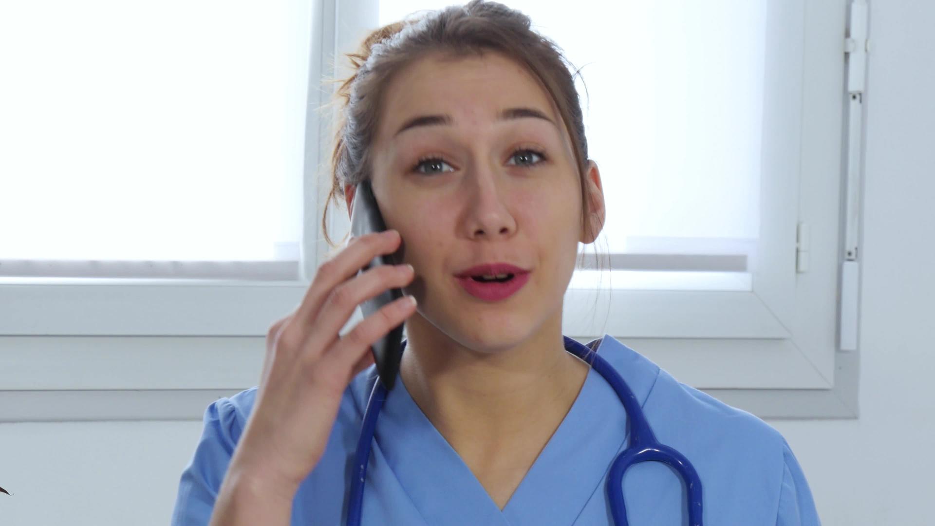 年轻的女医生在电话里说话视频的预览图