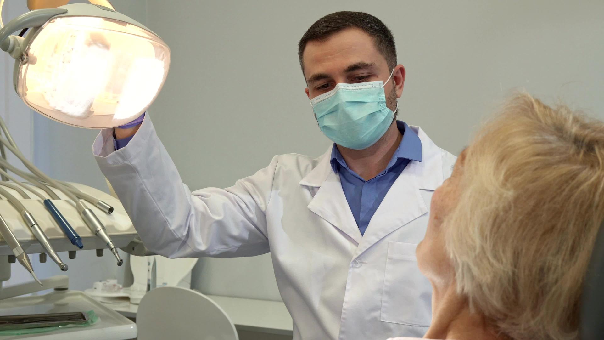 女性患者的牙医开始检查视频的预览图