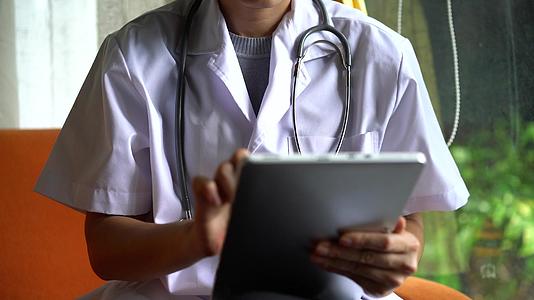 医生使用数字平板电脑在线治疗视频的预览图