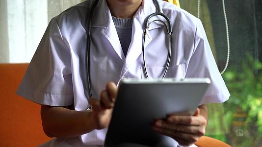 医生使用数字平板电脑进行远程医疗视频的预览图
