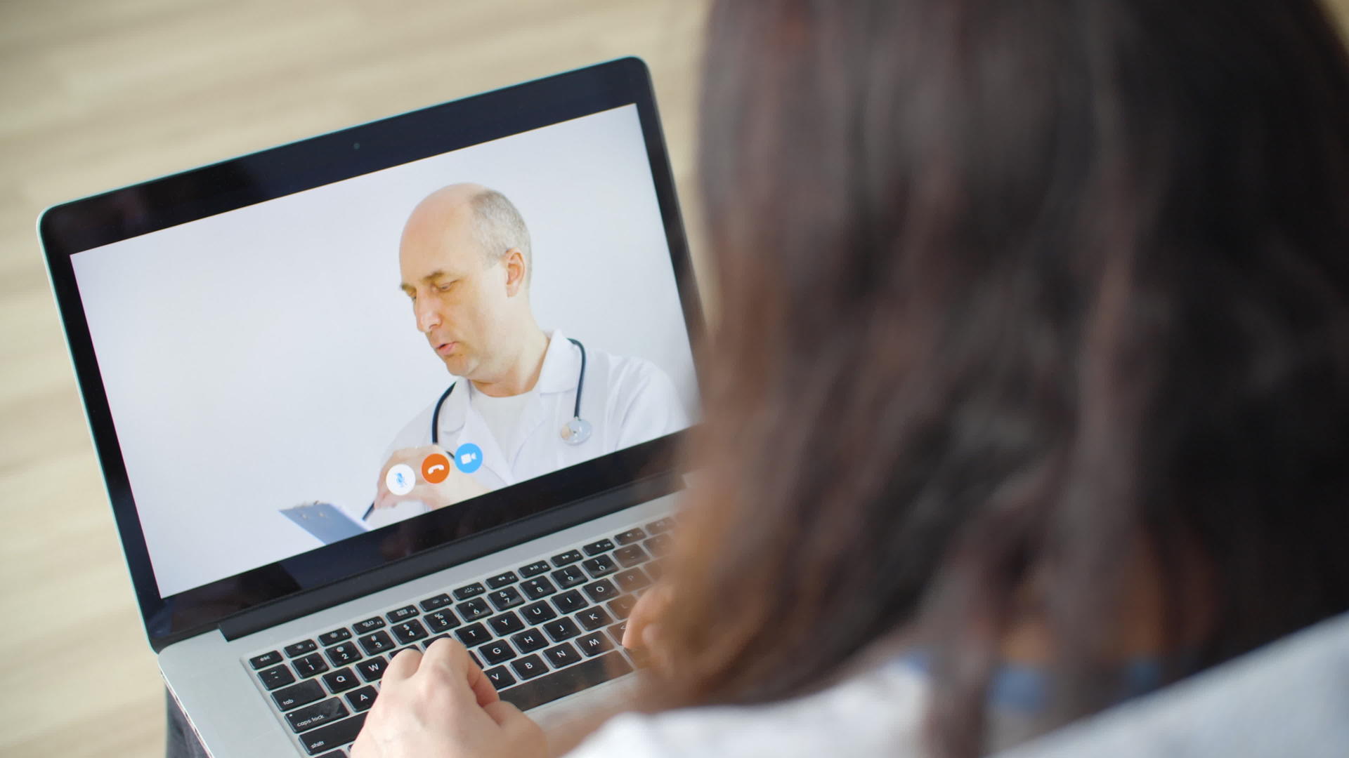 医生通过笔记本电脑屏幕上的视频通话为患者提供建议视频的预览图