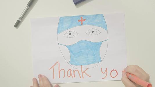 一个男孩在顶部画画感谢医生的场景视频的预览图