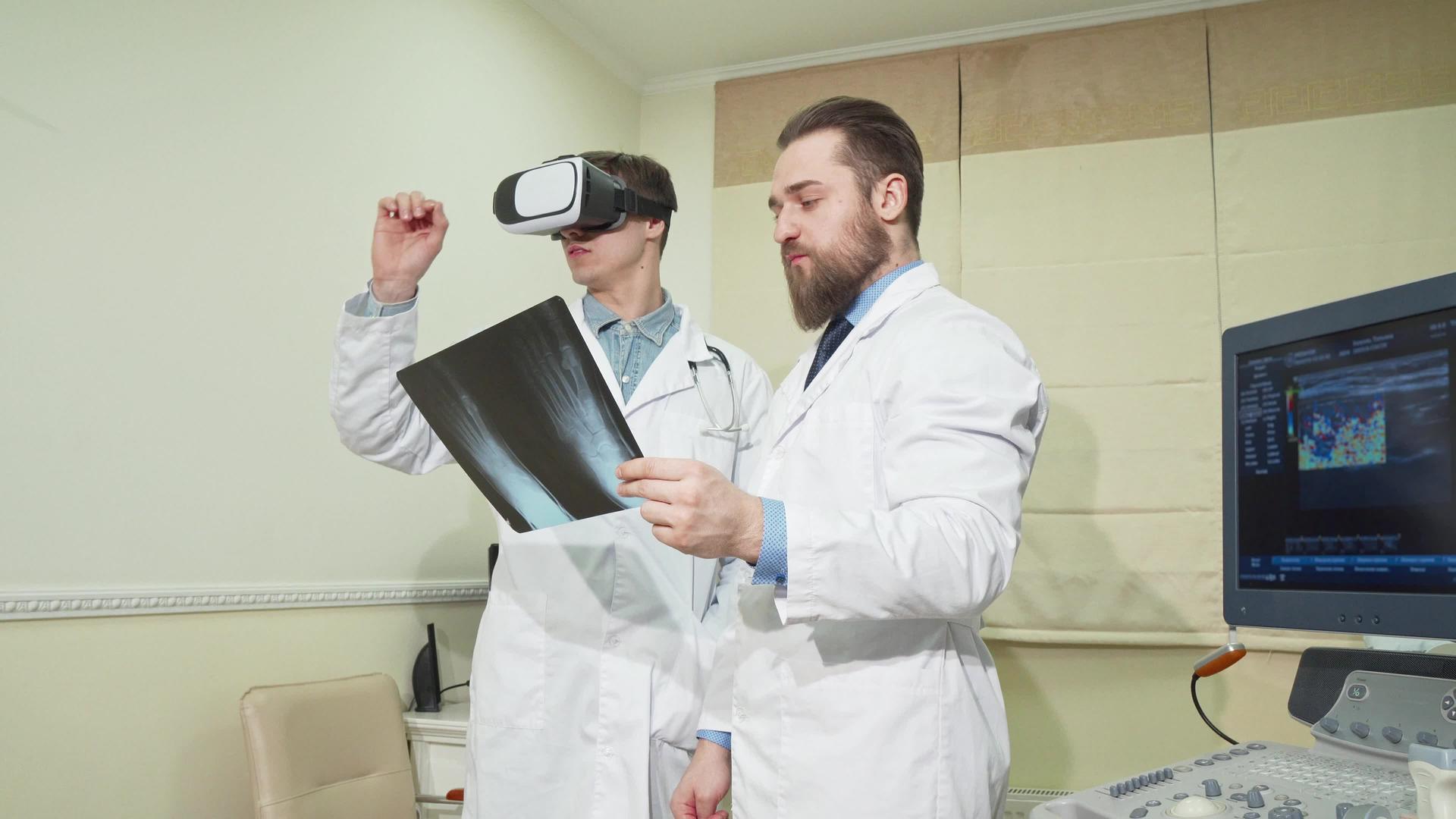 使用3DVR眼镜医生和他的同事检查了一个病人的X光片视频的预览图