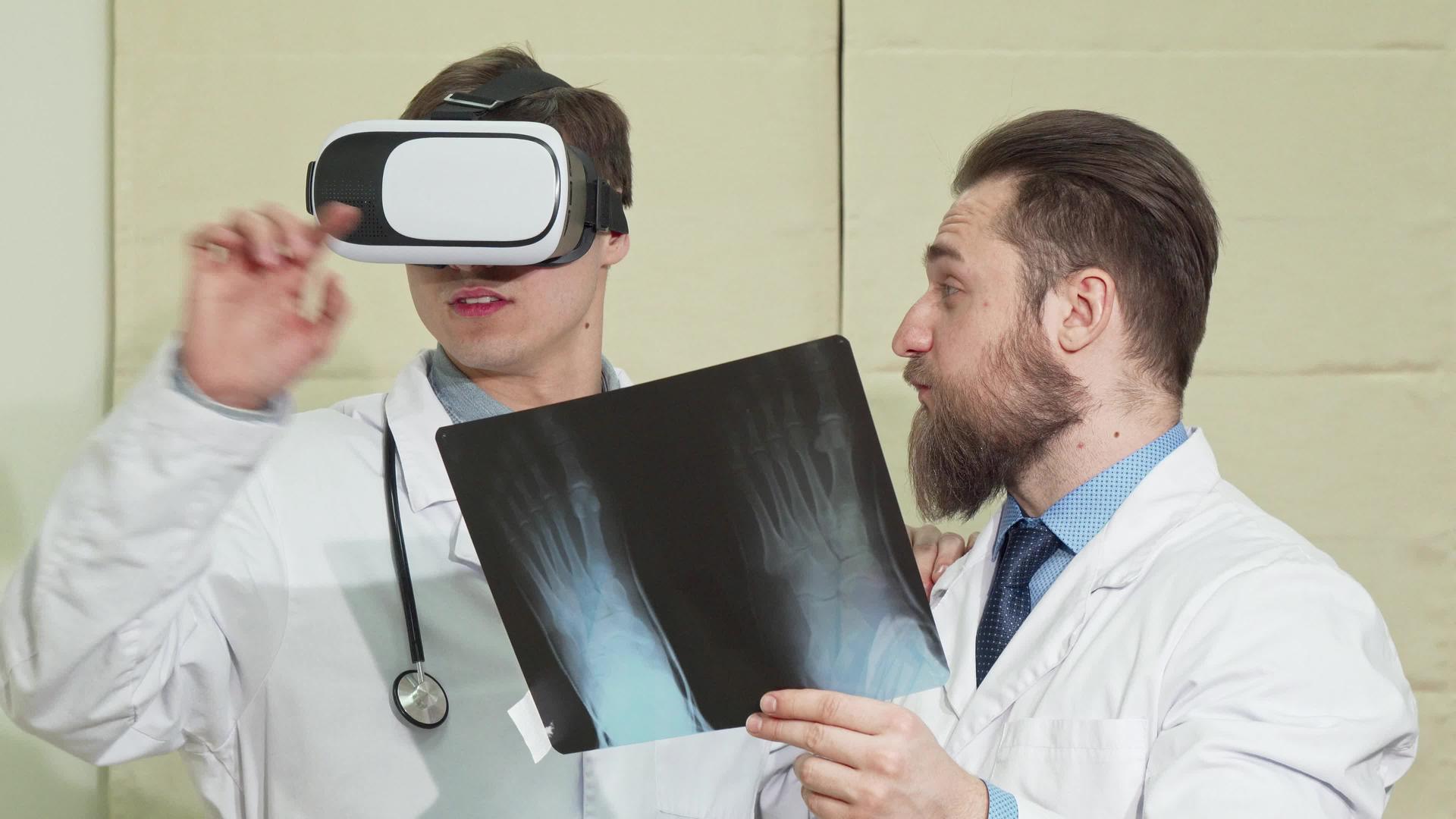 男医生戴着一副眼镜他的同事检查了一个病人的X光检查视频的预览图