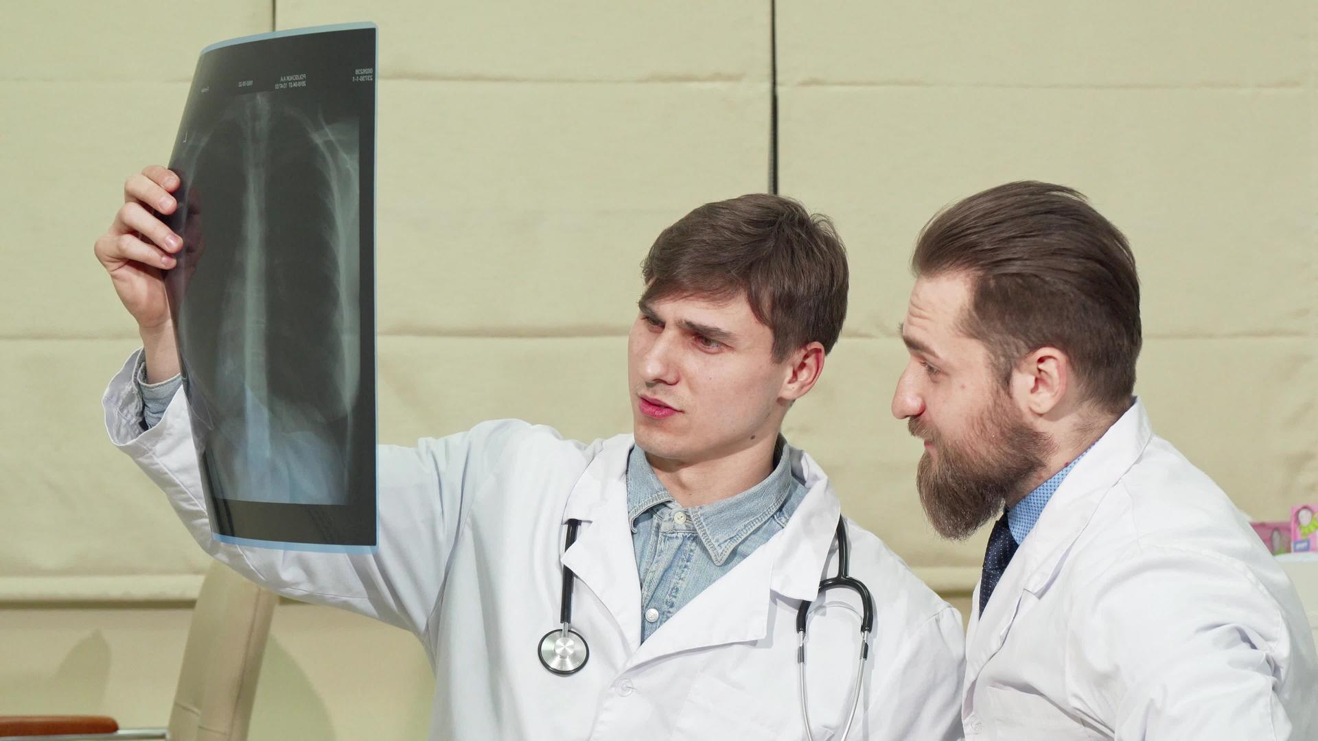 两名男性医生检查了一名患者的肺部X光检查视频的预览图