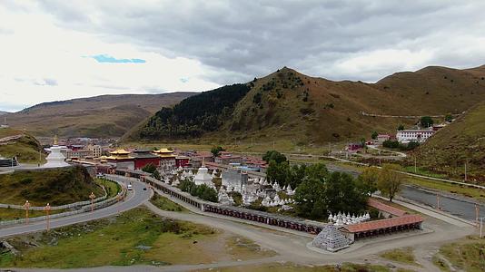 航拍甘孜藏族自治州佛教建筑塔公寺全景视频的预览图