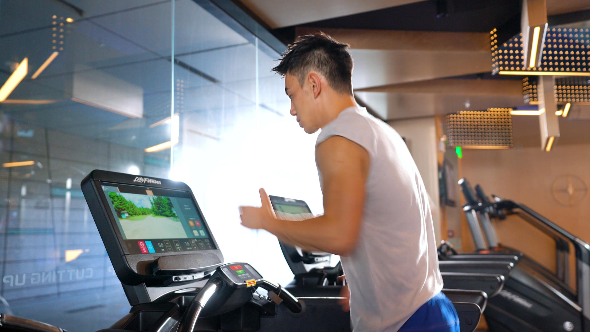 4k健身房运动男性跑步机跑步视频视频的预览图