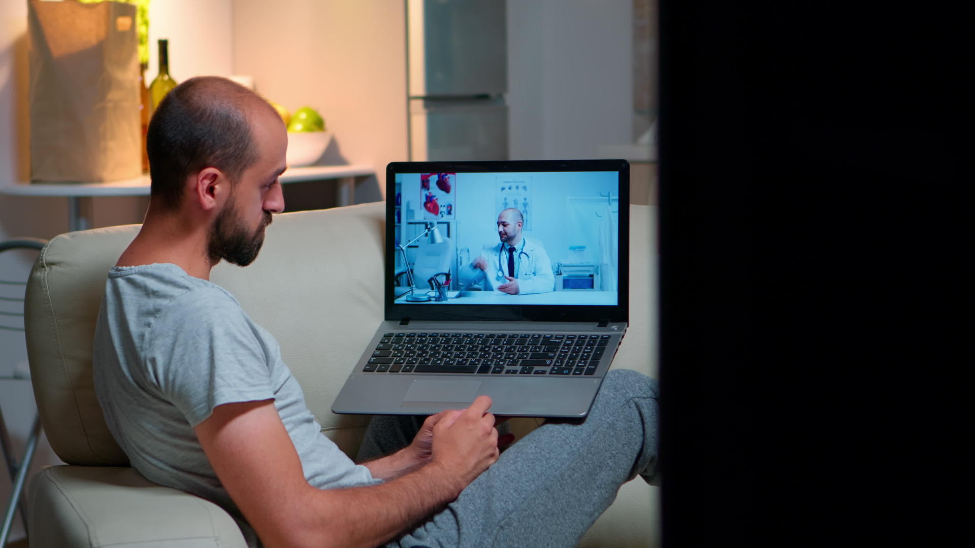 在同居期间进行在线远程医疗咨询的病人视频的预览图