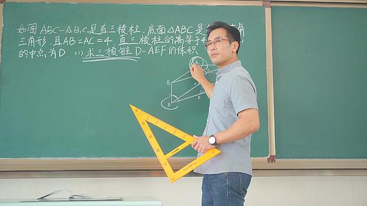 4K中年男教师黑板讲题视频的预览图