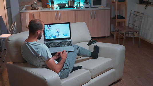 医生和患者通过电脑与电脑沟通视频的预览图