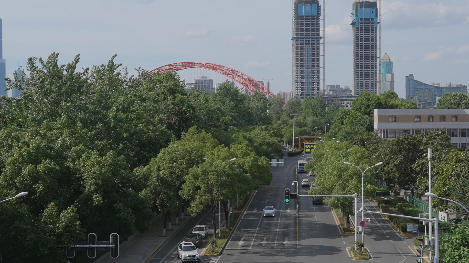 航拍城市天际线街景道路桥梁交通车流4k素材视频的预览图