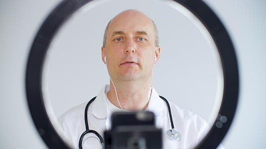医生在远程咨询中与患者进行视频聊天执业医生在视频通话中视频的预览图