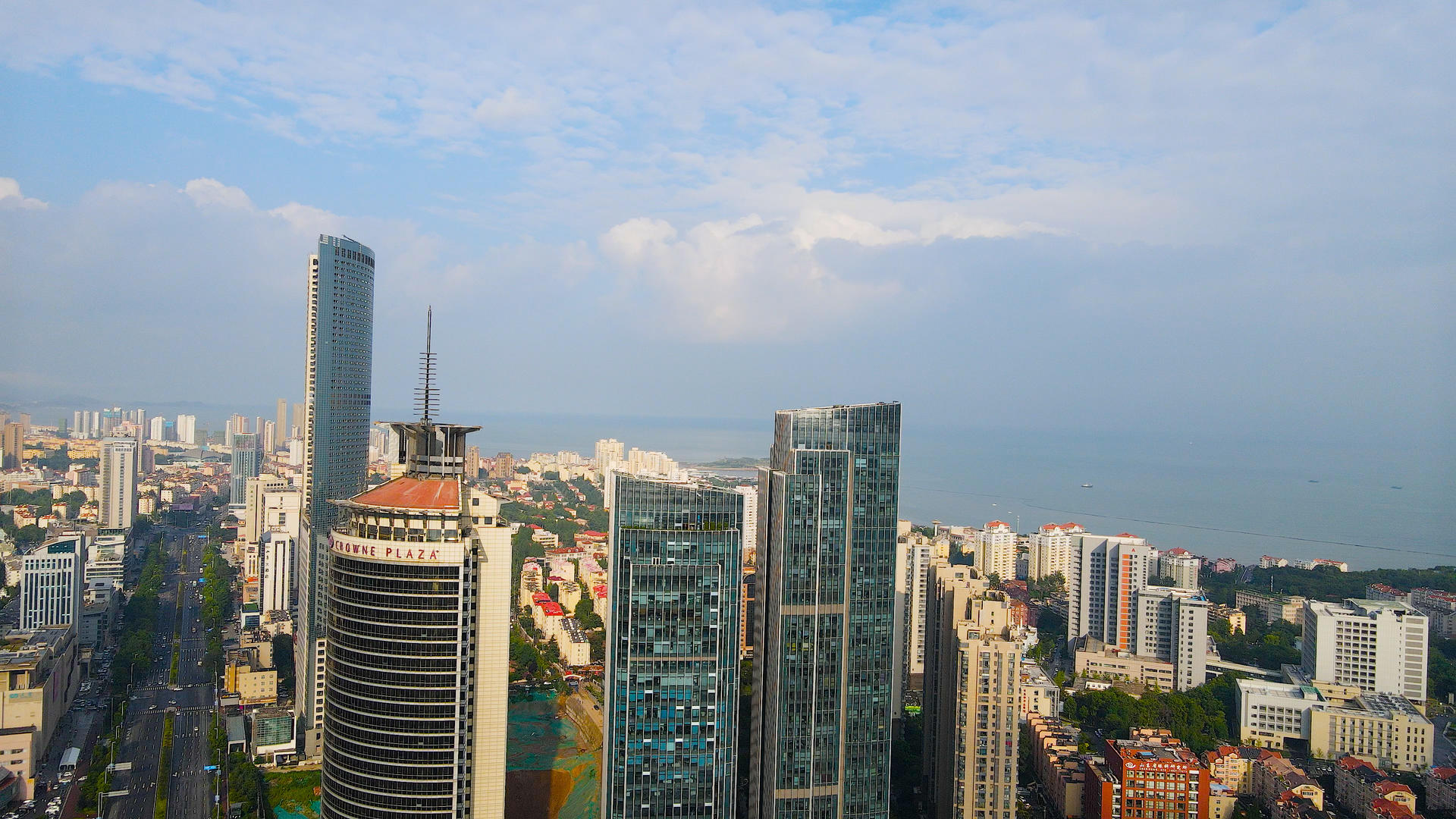 4K航拍沿海经济发展的高楼大厦视频的预览图