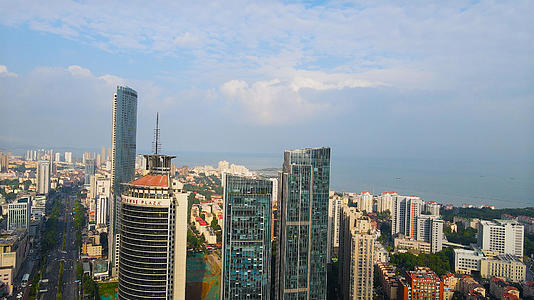 4K航拍沿海经济发展的高楼大厦视频的预览图