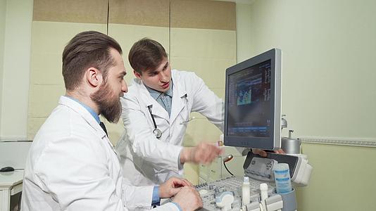 两个医生讨论一个病人的超声扫描结果两个医生讨论视频的预览图