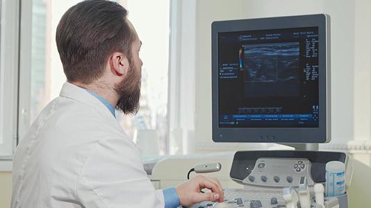 男性和男性医生检查患者的超声波扫描结果视频的预览图