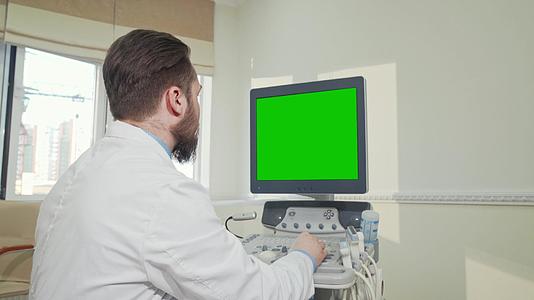 医生使用绿屏超声波扫描仪视频的预览图