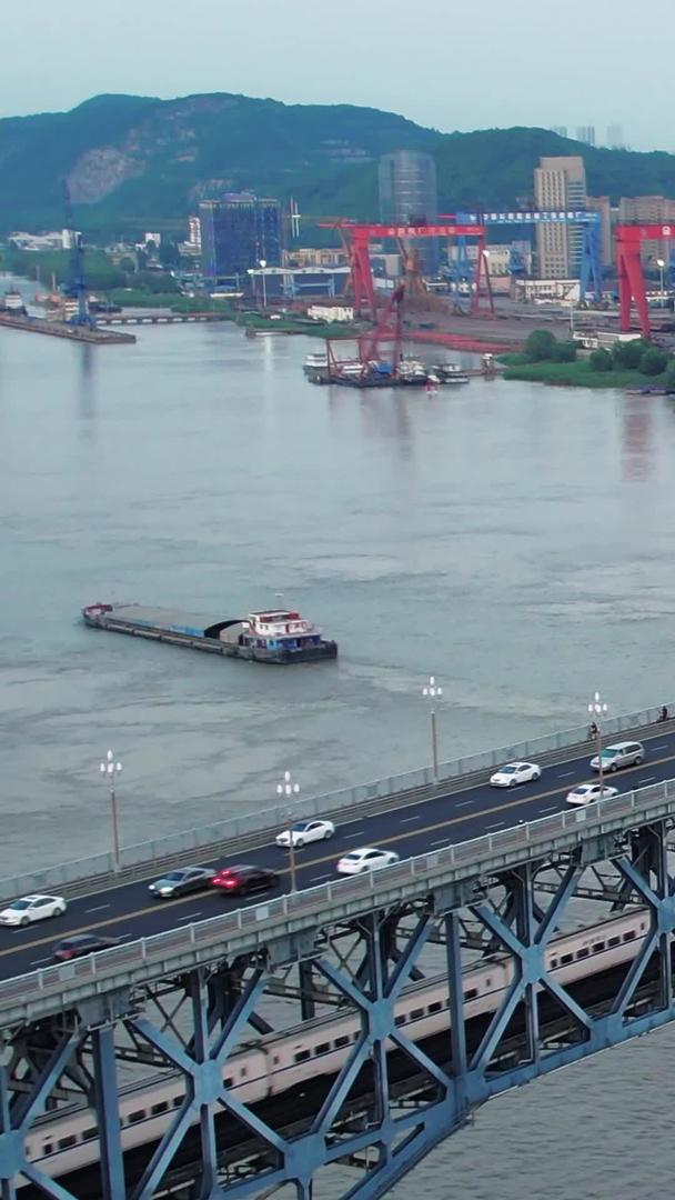南京长江大桥航拍交通铁路大桥高铁火车相遇行驶视频的预览图